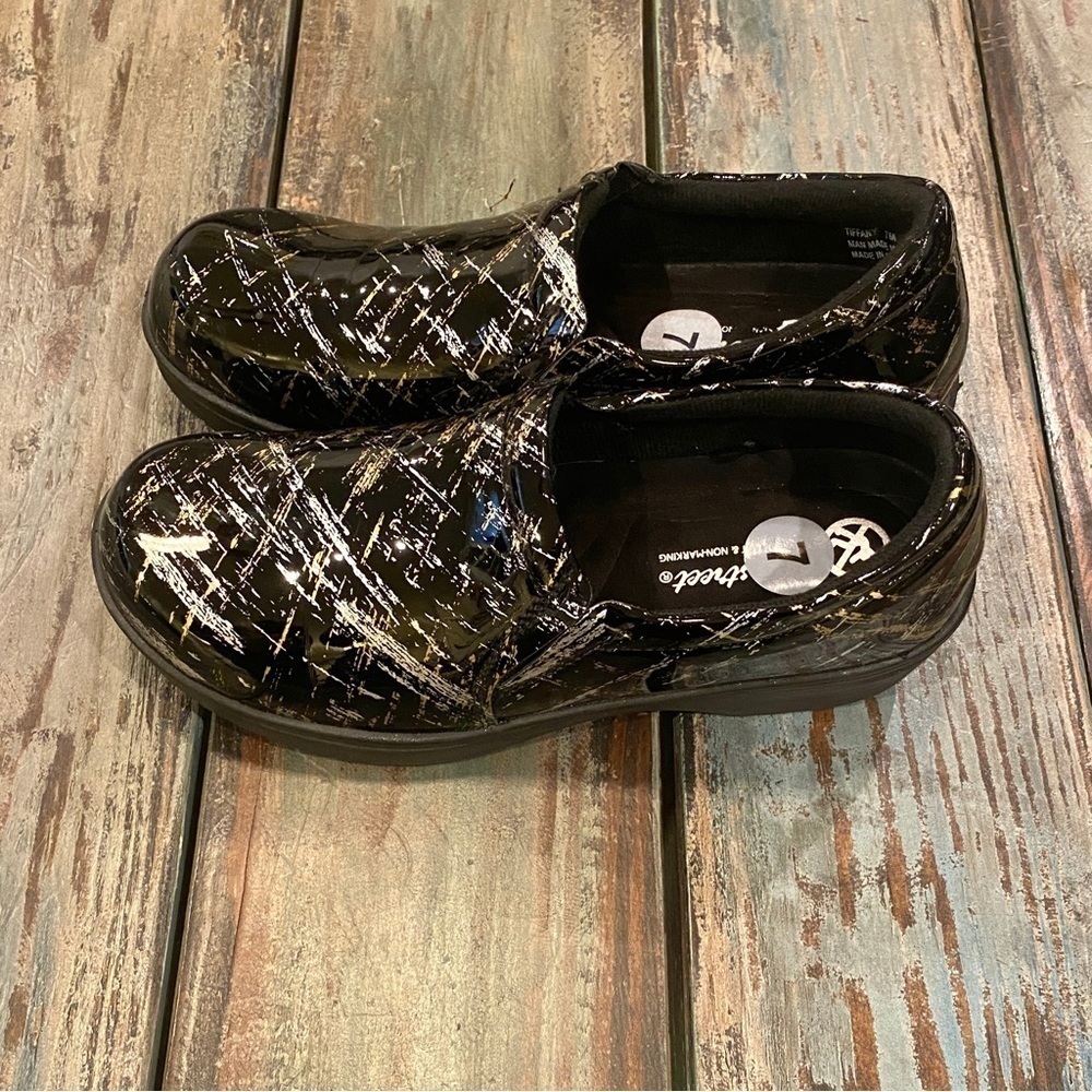 Easy Street Tiffany Clogs Comfort Shoes Black Patent Gold Silver Womens Size 7 - Picture 9 of 10